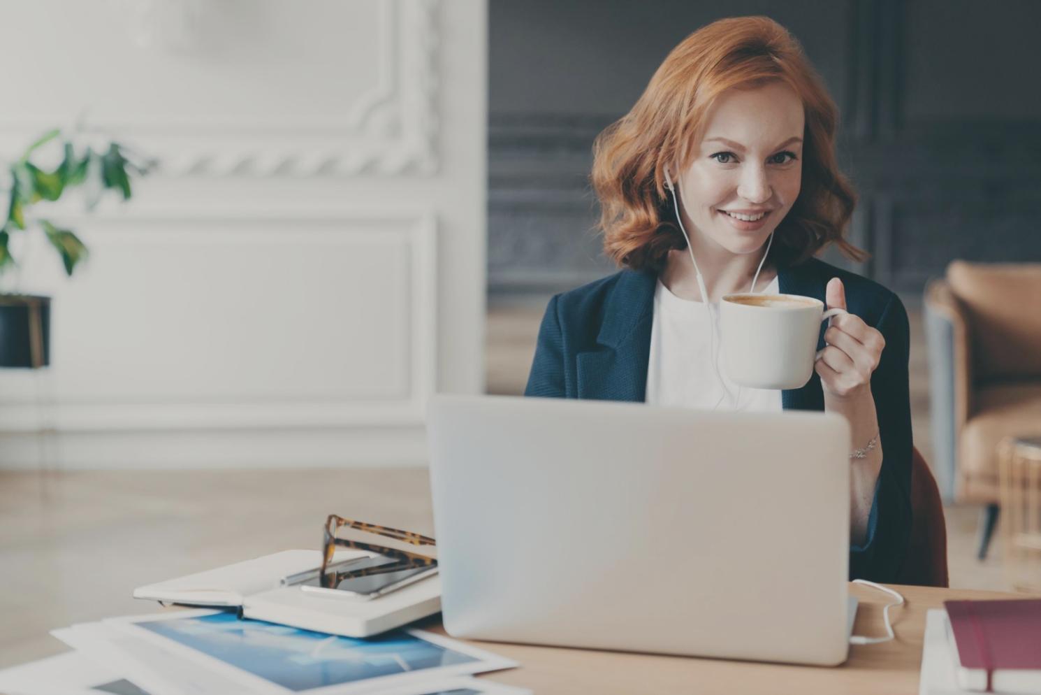 Analista financiero trabajando con modelos de valoración en pantallas múltiples