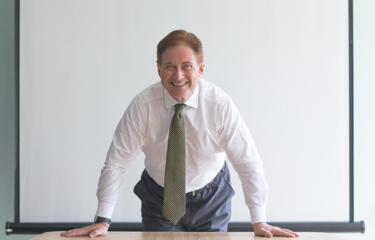 Analista trabajando con modelos financieros en pantalla