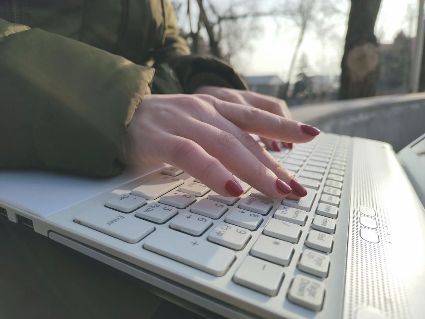 Sesión de análisis financiero con documentación real